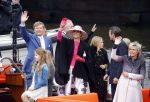 Zwolle 27 april 2016
Koningsdag in Zwolle met Koning Willem Alexander Koningin Maxima Prinses Amalia Ariane Alexia Prins Constantijn Prinses Laurentien Prins Maurits Prinses Marilene Prins Bernhard Prinses Annette Prins Pieter Christiaan Prinses Anita Prins Floris en Prinses Aimee.