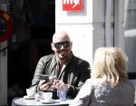Amsterdam 21 april 2016 
Maik de Boer met een vriendin op terras.