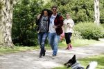 Amsterdam 14 mei 2016
Martijn Krabbe en zijn vriendin Noi Pakon aan het wandelen met de hond in het park.
