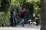 Amsterdam 14 mei 2016
Martijn Krabbe en zijn vriendin Noi Pakon aan het wandelen met de hond in het park.