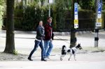 Amsterdam 14 mei 2016
Martijn Krabbe en zijn vriendin Noi Pakon aan het wandelen met de hond in het park.