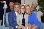 Blaricum 26 april 2016
Natasja Froger krijgt lintje voor al haar verdiensten voor onze samenleving. Haar man Rene  familie vader  moeder en vriendinnen zijn er natuurlijk bij.