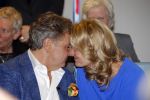 Blaricum 26 april 2016
Natasja Froger krijgt lintje voor al haar verdiensten voor onze samenleving. Haar man Rene  familie vader  moeder en vriendinnen zijn er natuurlijk bij.