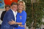 Blaricum 26 april 2016
Natasja Froger krijgt lintje voor al haar verdiensten voor onze samenleving. Haar man Rene  familie vader  moeder en vriendinnen zijn er natuurlijk bij.