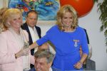 Blaricum 26 april 2016
Natasja Froger krijgt lintje voor al haar verdiensten voor onze samenleving. Haar man Rene  familie vader  moeder en vriendinnen zijn er natuurlijk bij.