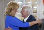 Blaricum 26 april 2016
Natasja Froger krijgt lintje voor al haar verdiensten voor onze samenleving. Haar man Rene  familie vader  moeder en vriendinnen zijn er natuurlijk bij.