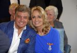 Blaricum 26 april 2016
Natasja Froger krijgt lintje voor al haar verdiensten voor onze samenleving. Haar man Rene  familie vader  moeder en vriendinnen zijn er natuurlijk bij.