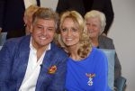 Blaricum 26 april 2016
Natasja Froger krijgt lintje voor al haar verdiensten voor onze samenleving. Haar man Rene  familie vader  moeder en vriendinnen zijn er natuurlijk bij.
