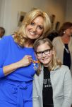 Blaricum 26 april 2016
Natasja Froger krijgt lintje voor al haar verdiensten voor onze samenleving. Haar man Rene  familie vader  moeder en vriendinnen zijn er natuurlijk bij.