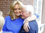 Blaricum 26 april 2016
Natasja Froger krijgt lintje voor al haar verdiensten voor onze samenleving. Haar man Rene  familie vader  moeder en vriendinnen zijn er natuurlijk bij.