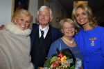 Blaricum 26 april 2016
Natasja Froger krijgt lintje voor al haar verdiensten voor onze samenleving. Haar man Rene  familie vader  moeder en vriendinnen zijn er natuurlijk bij.