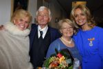 Blaricum 26 april 2016
Natasja Froger krijgt lintje voor al haar verdiensten voor onze samenleving. Haar man Rene  familie vader  moeder en vriendinnen zijn er natuurlijk bij.