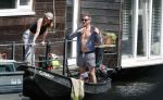 Amsterdam 7 mei 2016 
Barry Atsma en Noortje Herlaar gaan varen samen met Barry zijn kinderen. Ze varen vanaf haar woonboot de amstel op.
