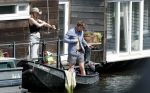 Amsterdam 7 mei 2016 
Barry Atsma en Noortje Herlaar gaan varen samen met Barry zijn kinderen. Ze varen vanaf haar woonboot de amstel op.