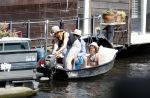 Amsterdam 7 mei 2016 
Barry Atsma en Noortje Herlaar gaan varen samen met Barry zijn kinderen. Ze varen vanaf haar woonboot de amstel op.