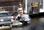 Amsterdam 7 mei 2016 
Barry Atsma en Noortje Herlaar gaan varen samen met Barry zijn kinderen. Ze varen vanaf haar woonboot de amstel op.