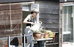 Amsterdam 7 mei 2016 
Noortje Herlaar geeft bloeme water op haar woonboot