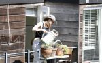 Amsterdam 7 mei 2016 
Noortje Herlaar geeft bloeme water op haar woonboot