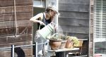 Amsterdam 7 mei 2016 
Noortje Herlaar geeft bloeme water op haar woonboot