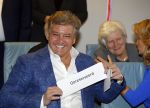 Blaricum 26 april 2016
Natasja Froger krijgt lintje voor al haar verdiensten voor onze samenleving. Haar man Rene  familie vader  moeder en vriendinnen zijn er natuurlijk bij.