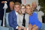 Blaricum 26 april 2016
Natasja Froger krijgt lintje voor al haar verdiensten voor onze samenleving. Haar man Rene  familie vader  moeder en vriendinnen zijn er natuurlijk bij.