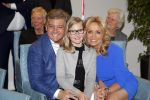 Blaricum 26 april 2016
Natasja Froger krijgt lintje voor al haar verdiensten voor onze samenleving. Haar man Rene  familie vader  moeder en vriendinnen zijn er natuurlijk bij.