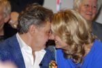 Blaricum 26 april 2016
Natasja Froger krijgt lintje voor al haar verdiensten voor onze samenleving. Haar man Rene  familie vader  moeder en vriendinnen zijn er natuurlijk bij.