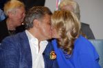 Blaricum 26 april 2016
Natasja Froger krijgt lintje voor al haar verdiensten voor onze samenleving. Haar man Rene  familie vader  moeder en vriendinnen zijn er natuurlijk bij.