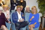 Blaricum 26 april 2016
Natasja Froger krijgt lintje voor al haar verdiensten voor onze samenleving. Haar man Rene  familie vader  moeder en vriendinnen zijn er natuurlijk bij.