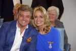 Blaricum 26 april 2016
Natasja Froger krijgt lintje voor al haar verdiensten voor onze samenleving. Haar man Rene  familie vader  moeder en vriendinnen zijn er natuurlijk bij.