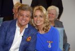 Blaricum 26 april 2016
Natasja Froger krijgt lintje voor al haar verdiensten voor onze samenleving. Haar man Rene  familie vader  moeder en vriendinnen zijn er natuurlijk bij.