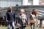 Amsterdam 9 mei 2016
Ruud Gullit aan het lunchen bij the harbour club met zijn moeder Ria en vriendin Karin de Rooij.