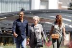 Amsterdam 9 mei 2016
Ruud Gullit aan het lunchen bij the harbour club met zijn moeder Ria en vriendin Karin de Rooij.