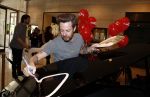 Amsterdam 17 mei 2016
Selwyn Senatori beschildert een piano waarop Xander de Buisonje speelt .
De opbrengst is voor dance4life.
Event was in het Hilton hotel.