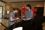 Amsterdam 17 mei 2016
Selwyn Senatori beschildert een piano waarop Xander de Buisonje speelt .
De opbrengst is voor dance4life.
Event was in het Hilton hotel.