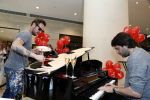 Amsterdam 17 mei 2016
Selwyn Senatori beschildert een piano waarop Xander de Buisonje speelt .
De opbrengst is voor dance4life.
Event was in het Hilton hotel.