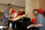 Amsterdam 17 mei 2016
Selwyn Senatori beschildert een piano waarop Xander de Buisonje speelt .
De opbrengst is voor dance4life.
Event was in het Hilton hotel.