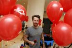 Amsterdam 17 mei 2016
Selwyn Senatori beschildert een piano waarop Xander de Buisonje speelt .
De opbrengst is voor dance4life.
Event was in het Hilton hotel.