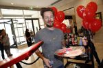 Amsterdam 17 mei 2016
Selwyn Senatori beschildert een piano waarop Xander de Buisonje speelt .
De opbrengst is voor dance4life.
Event was in het Hilton hotel.