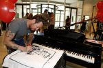 Amsterdam 17 mei 2016
Selwyn Senatori beschildert een piano waarop Xander de Buisonje speelt .
De opbrengst is voor dance4life.
Event was in het Hilton hotel.