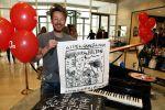 Amsterdam 17 mei 2016
Selwyn Senatori beschildert een piano waarop Xander de Buisonje speelt .
De opbrengst is voor dance4life.
Event was in het Hilton hotel.
