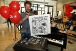 Amsterdam 17 mei 2016
Selwyn Senatori beschildert een piano waarop Xander de Buisonje speelt .
De opbrengst is voor dance4life.
Event was in het Hilton hotel.