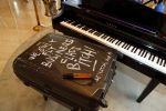 Amsterdam 17 mei 2016
Selwyn Senatori beschildert een piano waarop Xander de Buisonje speelt .
De opbrengst is voor dance4life.
Event was in het Hilton hotel.