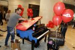 Amsterdam 17 mei 2016
Selwyn Senatori beschildert een piano waarop Xander de Buisonje speelt .
De opbrengst is voor dance4life.
Event was in het Hilton hotel.
