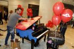 Amsterdam 17 mei 2016
Selwyn Senatori beschildert een piano waarop Xander de Buisonje speelt .
De opbrengst is voor dance4life.
Event was in het Hilton hotel.
