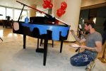 Amsterdam 17 mei 2016
Selwyn Senatori beschildert een piano waarop Xander de Buisonje speelt .
De opbrengst is voor dance4life.
Event was in het Hilton hotel.