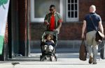 Amsterdam 7 mei 2016 
Sunnery James met zijn dochter Myllena Mae aan het wandelen.