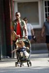 Amsterdam 7 mei 2016 
Sunnery James met zijn dochter Myllena Mae aan het wandelen.