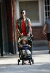 Amsterdam 7 mei 2016 
Sunnery James met zijn dochter Myllena Mae aan het wandelen.