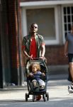 Amsterdam 7 mei 2016 
Sunnery James met zijn dochter Myllena Mae aan het wandelen.